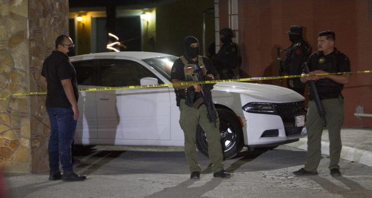 olicías ministeriales resguardan el exterior de un motel, el 21 de abril de 2022, donde se localizó el cuerpo sin vida de la joven Debanhi Susana Escobar Bazaldúa, en el municipio de Escobedo, estado de Nuevo León (México).