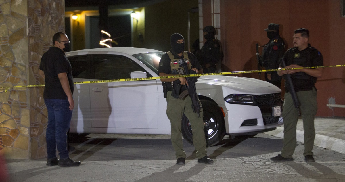 olicías ministeriales resguardan el exterior de un motel, el 21 de abril de 2022, donde se localizó el cuerpo sin vida de la joven Debanhi Susana Escobar Bazaldúa, en el municipio de Escobedo, estado de Nuevo León (México).