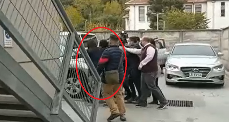 Delegada escapa de periodistas mientras es consultada por ataque a carabineros.