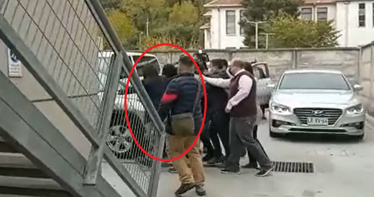 Delegada escapa de periodistas mientras es consultada por ataque a carabineros.