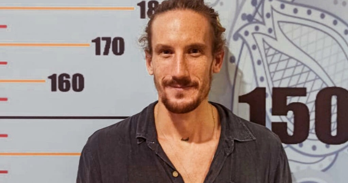 Deportan a actor canadiense de la isla de Bali por bailar desnudo en montaña sagrada