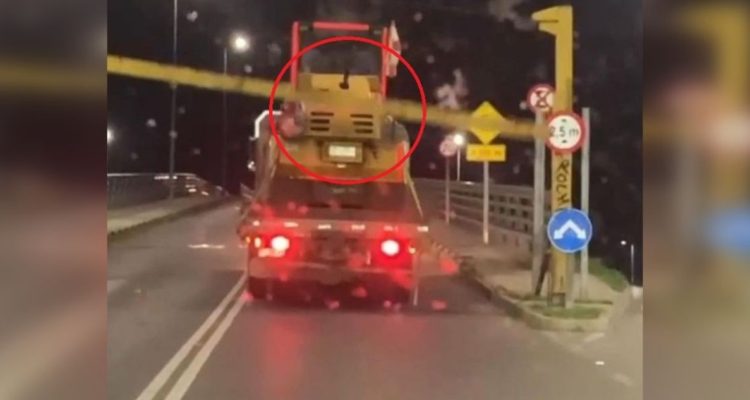 Derriban pórticos de puente Cau Cau