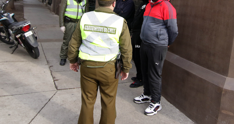 Carabineros controla a personas en Independencia.