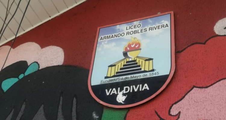 Detienen a menor de edad por amenazas de masacre escolar en liceo de Valdivia