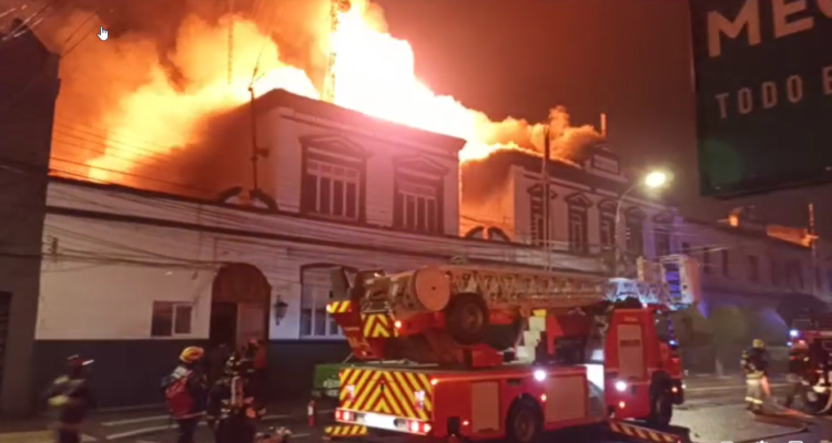 Incendio de la prefectura de Carabineros de Magallanes, durante la madrugada del domingo.