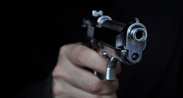 Delincuente disparó a adulto mayor para robarle celular: bala rozó su cabeza.