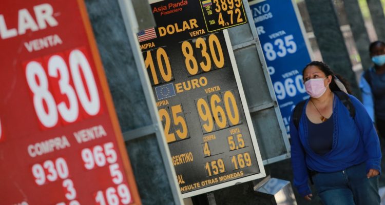 Dólar traspasa los $830 en su apertura tras estimaciones de subida de tasas por parte de la Fed