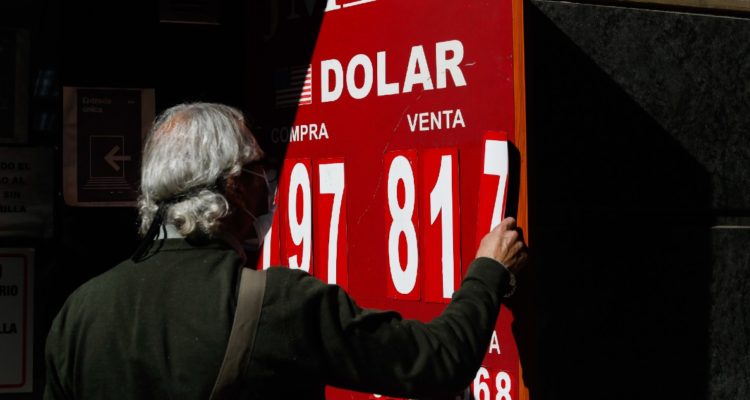 Dólar se dispara casi $20 en la mitad de la sesión tras dato de la inflación de marzo