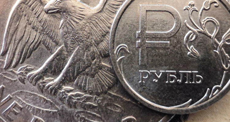 Una moneda estadounidense y una rusa.