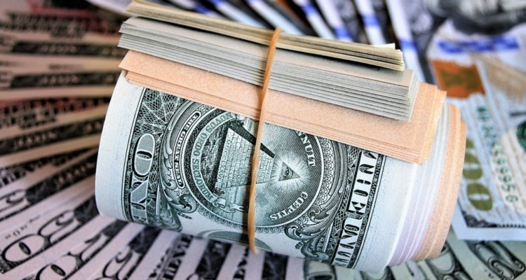 Dólar anota caída y Bolsa de Santiago reacciona con baja ante proyecto de retiro “acotado” de AFP