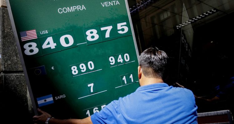 Dólar escala por sobre los $840 y se acerca a máximos en lo que va de 2022