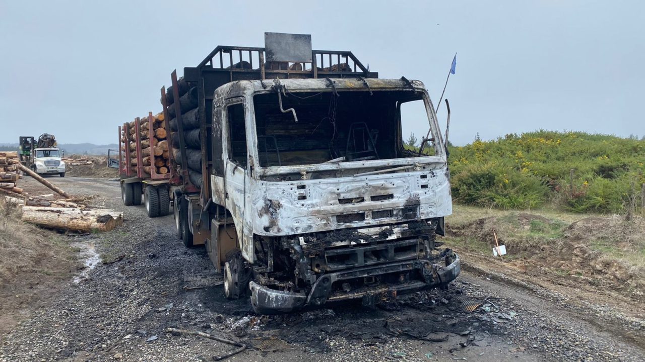 Ataque incendiario deja dos camiones destruidos en Cholchol