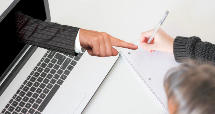 Profesor y estudiante con clases online