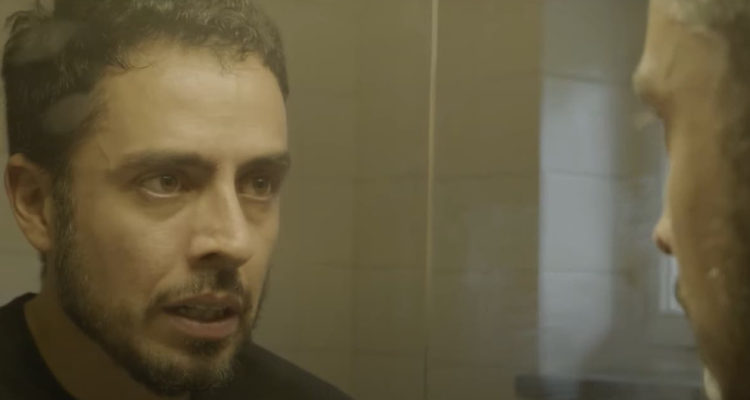 El protagonista de la película El Estado Imaginario mirándose en el espejo.