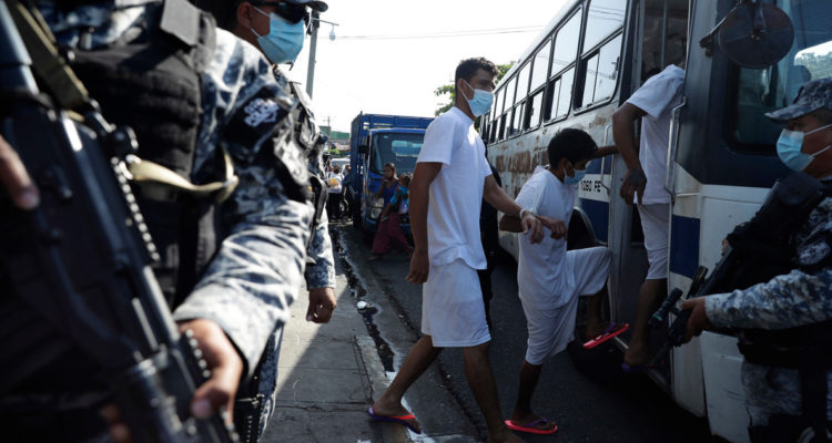 Fotografía del pasado 31 de marzo de personas detenidas durante el Estado de Excepción, en la sede policial conocida como El Penalito, en San Salvador.