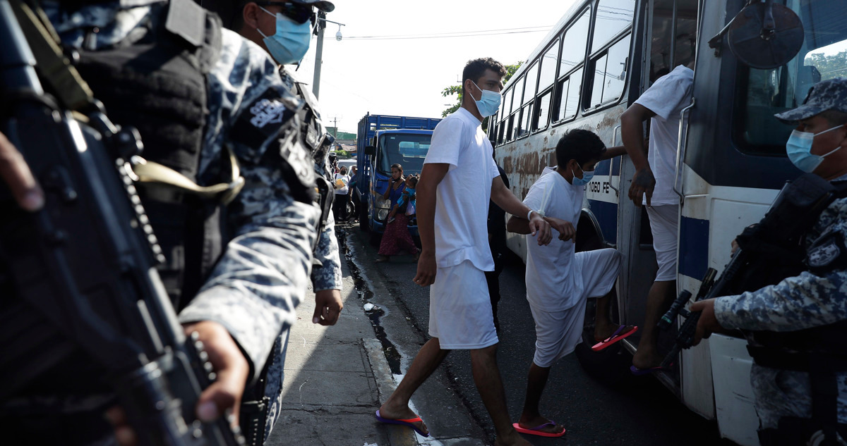 Fotografía del pasado 31 de marzo de personas detenidas durante el Estado de Excepción, en la sede policial conocida como El Penalito, en San Salvador.