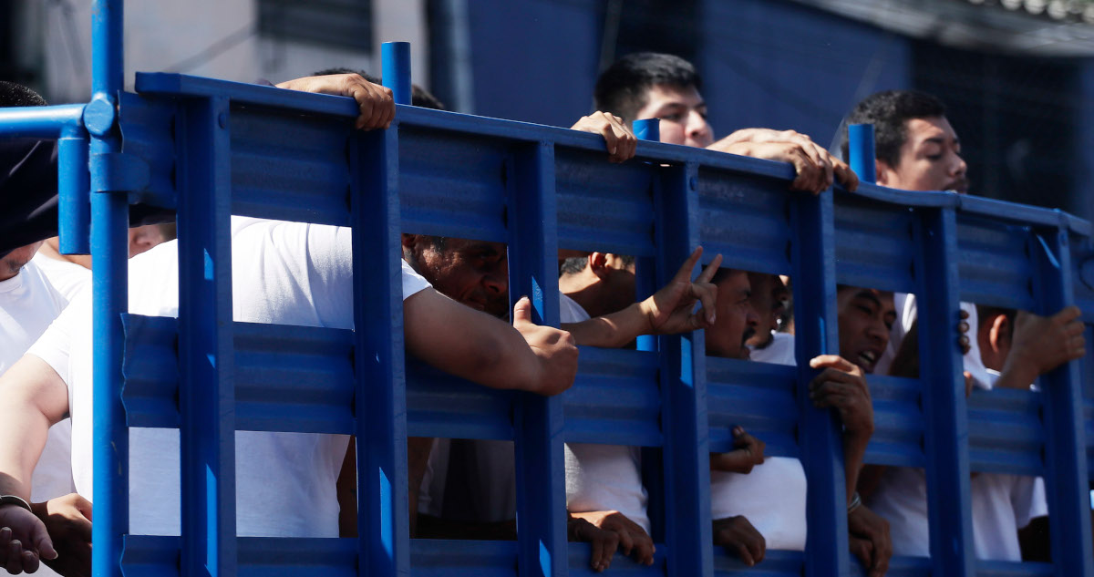 Supuestos pandilleros detenidos durante el Estado de Excepción son trasladados a una cárcel hoy, en San Salvador (El Salvador).