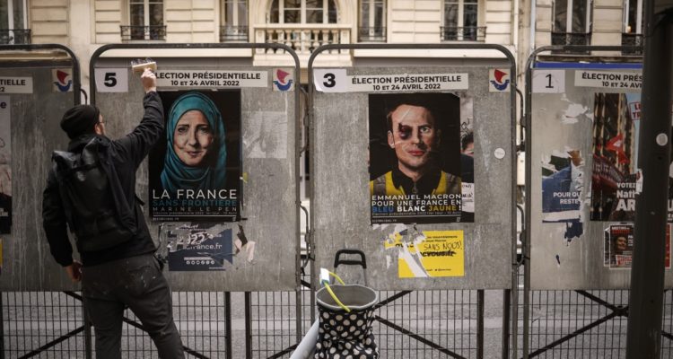 Carteles que caricaturizan a los candidatos en las calles de Francia.