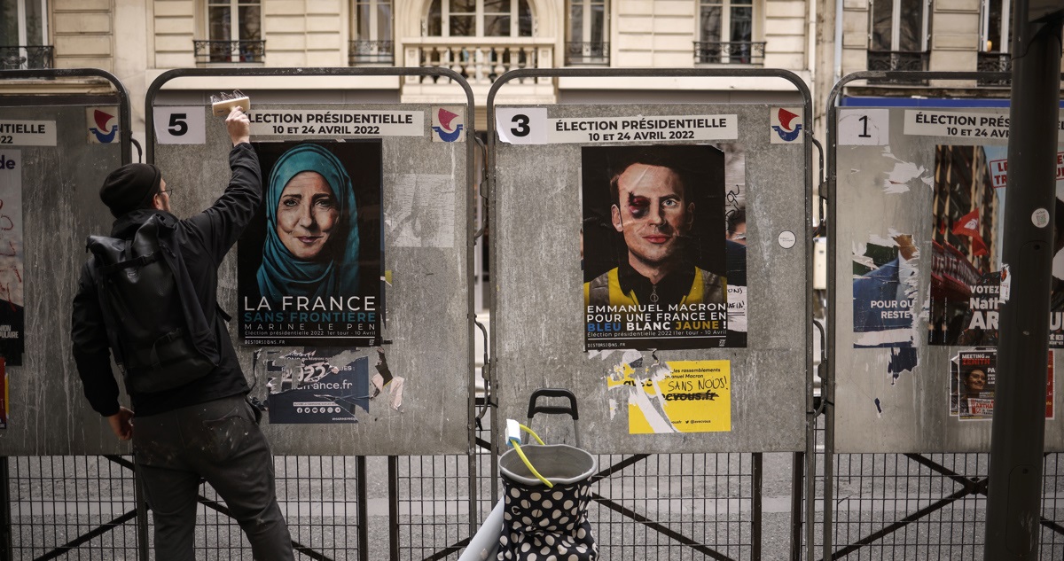Carteles que caricaturizan a los candidatos en las calles de Francia.