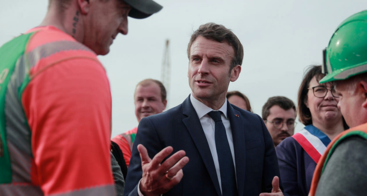 Emmanuel Macron entre obreros.