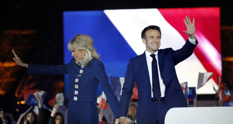Emmanuel Macron y su esposa Brigitte Macron.