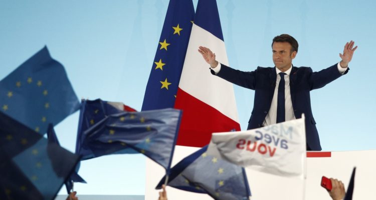 Emmanuel Macron ante sus seguidores, con una bandera francesa y otra europeísta a sus espaldas.