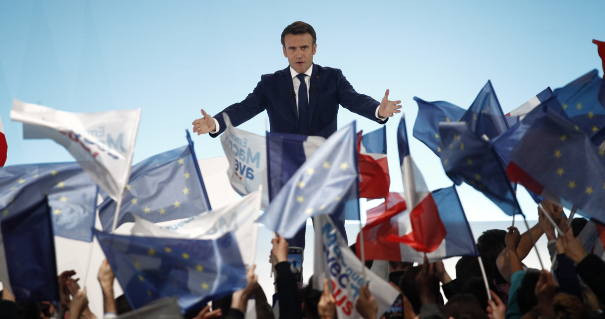 Emmanuel Macron en un mitin con sus seguidores tras conocerse los resultados de la primera vuelta.
