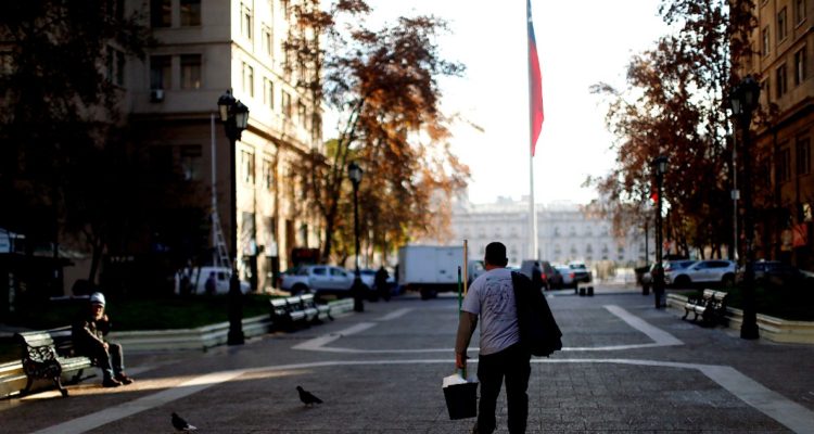 Desempleo asciende a 7,8% en último trimestre móvil y la ocupación informal traspasa el 27%
