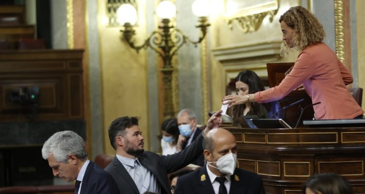 El portavoz parlamentario de ERC, Gabriel Rufián (c), entrega su voto para los integrantes de la comisión de secretos oficiales a la presidenta del Congreso, Meritxell Batet.