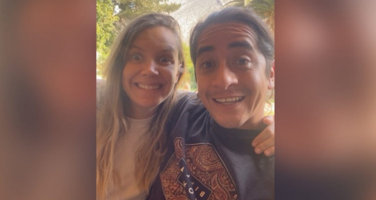 Fernando Godoy y su prometida haciendo muecas a la cámara.