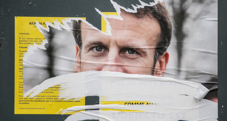 Un cartel roto de Emmanuel Macron.