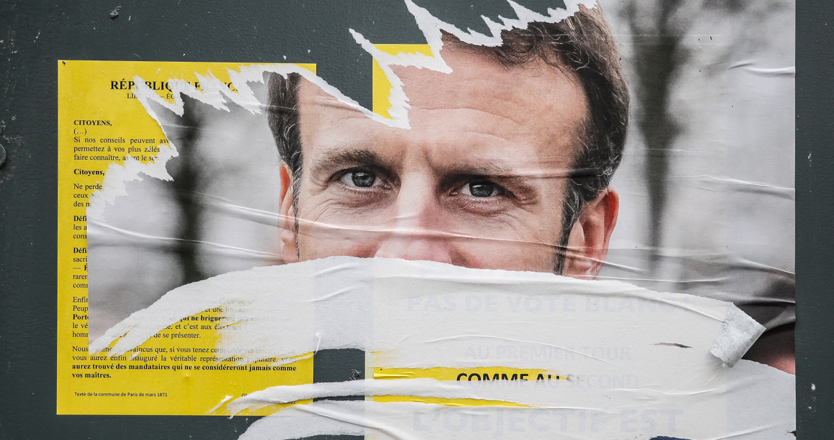 Un cartel roto de Emmanuel Macron.