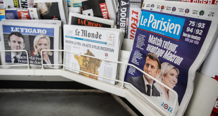 Periódicos reportando los detalles del balotaje presidencial en Francia.