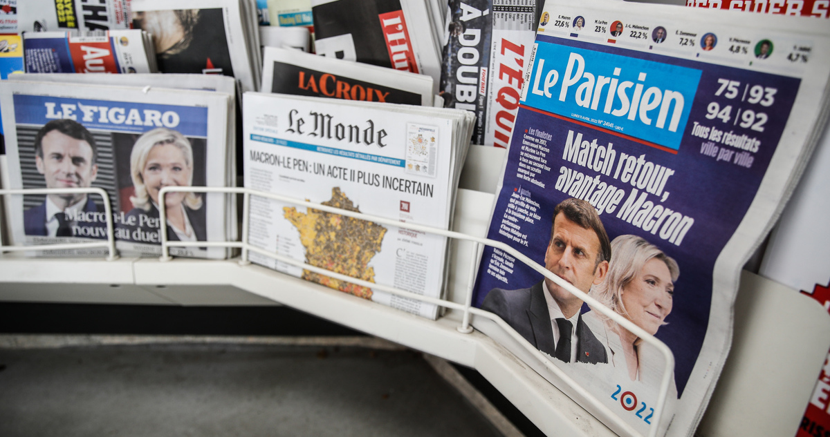 Periódicos reportando los detalles del balotaje presidencial en Francia.