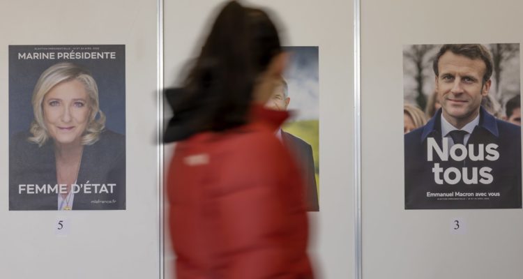 Carteles propagandísticos de Macron y Le Pen