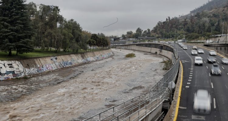 Río Mapocho tras lluvias que borraron déficit hídrico en Santiago
