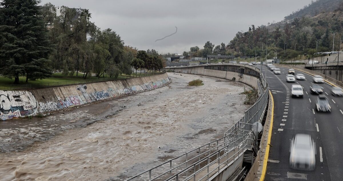 Río Mapocho tras lluvias que borraron déficit hídrico en Santiago