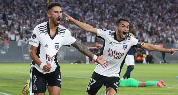 Gabriel Suazo (D) celebrando ante Alianza Lima.