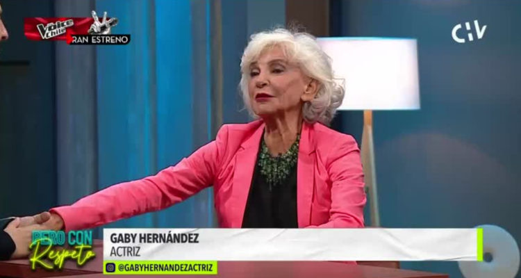 La actriz Gaby Hernández tomándole la mando a Julio César Rodríguez en Pero Con Respeto.