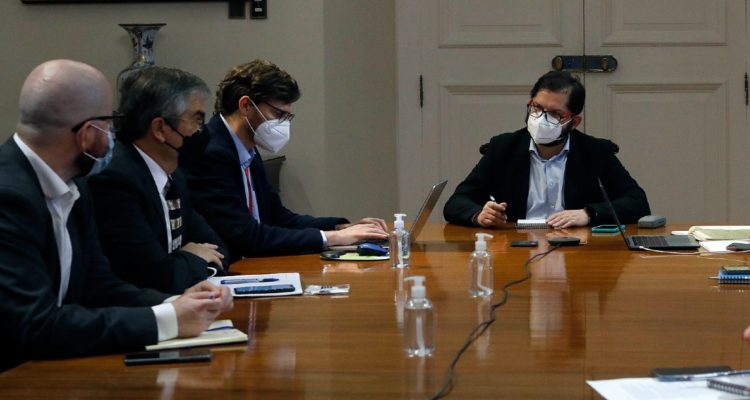 Pymes piden al Gobierno que aclare cómo subsidiarán aumento de sueldo mínimo acordado con la CUT