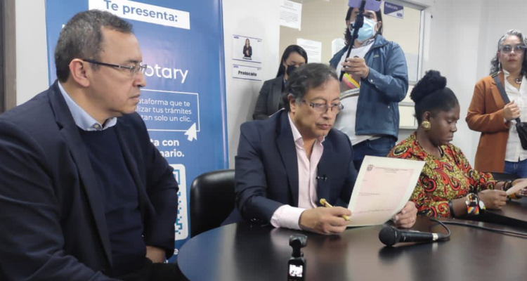 Gustavo Petro tras firmar ante notario.