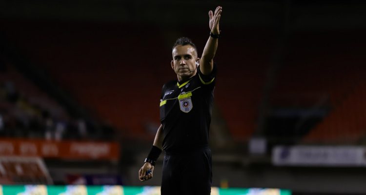 Héctor Jona dirigiendo en el Campeonato Nacional.