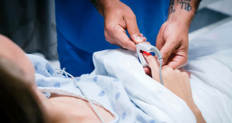 Un menor siendo tratado por la enfermedad.