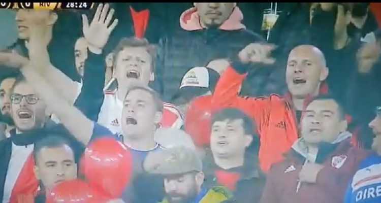 Hincha de la UC apoya a River ante Colo Colo