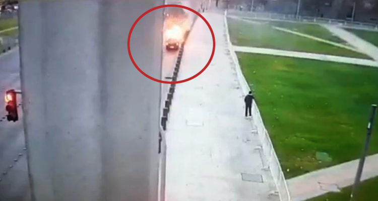 Hombre incendia su vehículo frente a La Moneda: permanece grave