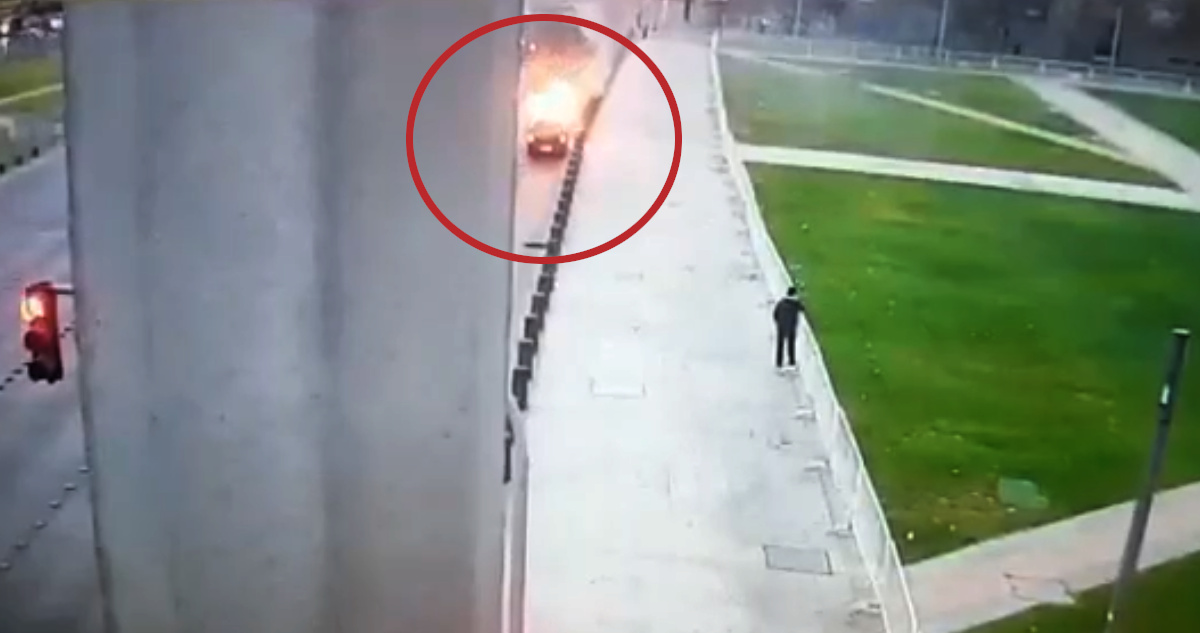Hombre incendia su vehículo frente a La Moneda: permanece grave