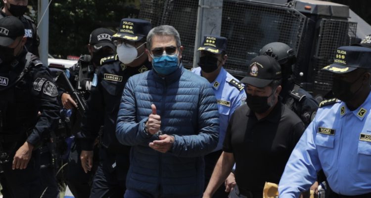 Policías custodian al expresidente hondureño Juan Orlando Hernández rumbo a su extradición.