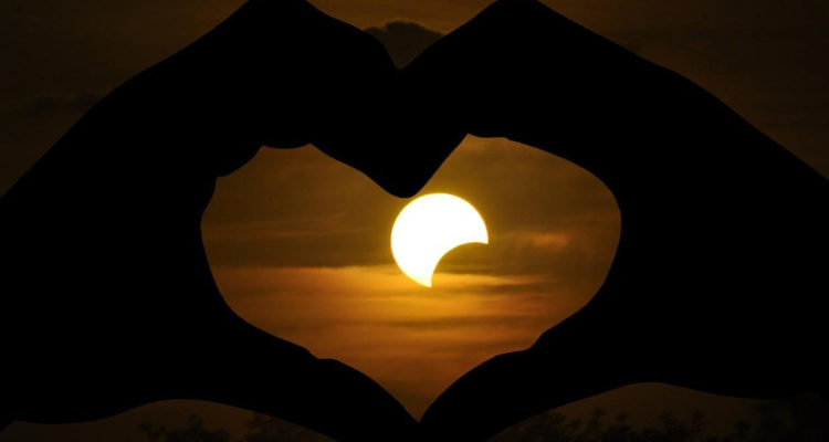 El eclipse solar de este sábado se verá en distintos horarios en las ciudades de Chile