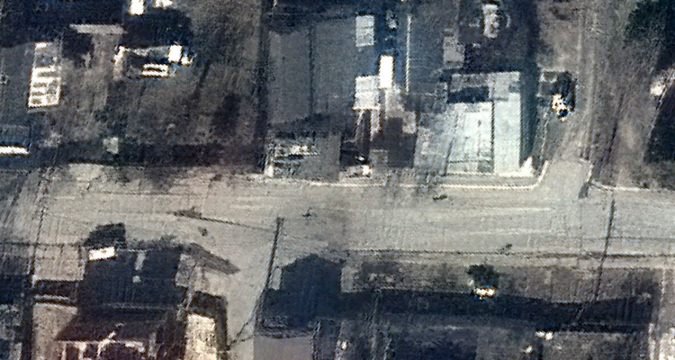 Una imagen satelital divulgada por Maxar Technologies el 4 de abril de 2022 muestra una vista de la calle Yablonska en Bucha, Ucrania, el 19 de marzo de 2022, luego del paso de las tropas rusas y donde se denuncia una matanza generalizada de civiles ucranianos.