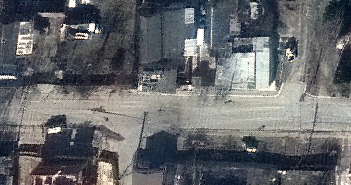 Una imagen satelital divulgada por Maxar Technologies el 4 de abril de 2022 muestra una vista de la calle Yablonska en Bucha, Ucrania, el 19 de marzo de 2022, luego del paso de las tropas rusas y donde se denuncia una matanza generalizada de civiles ucranianos.